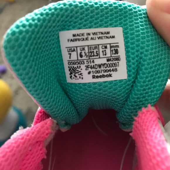 Girls Reebok Size 7 - Picture 4 of 6